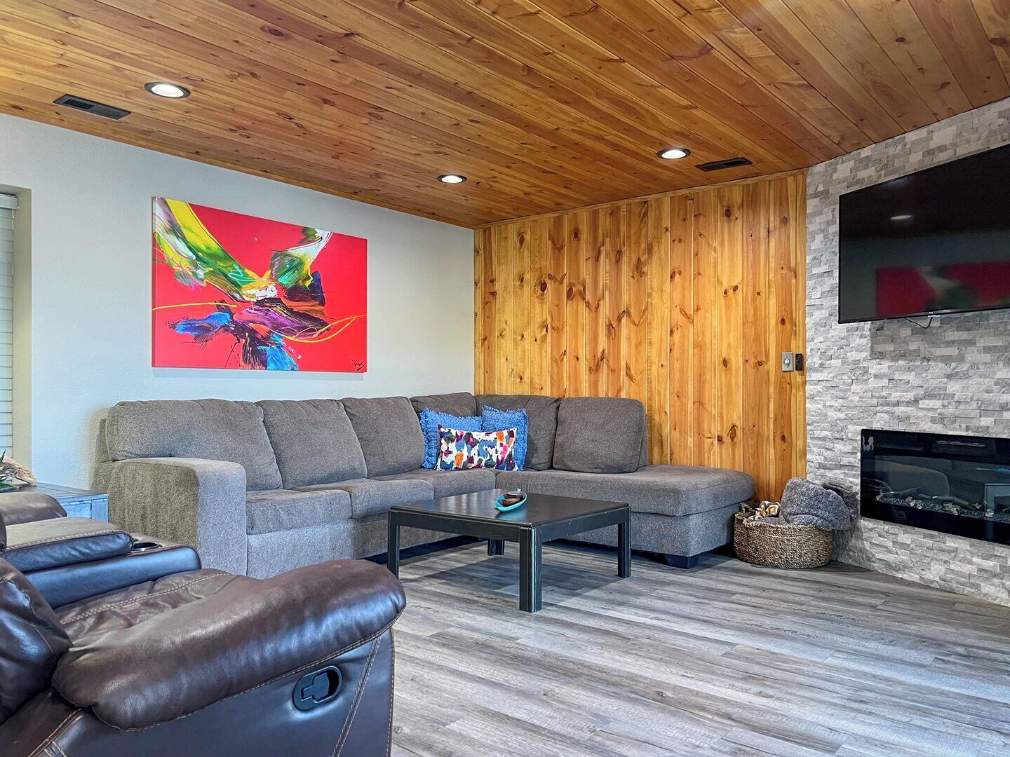 TV, fireplace