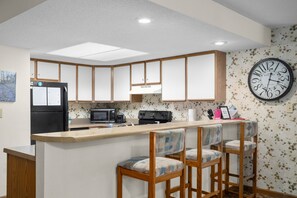 Fridge, oven, stovetop, coffee/tea maker