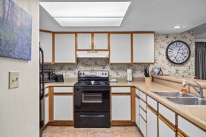 Coffee/tea maker, toaster, ice maker