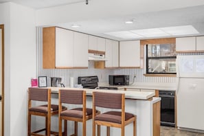 Coffee/tea maker, toaster, ice maker