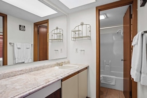 Towels - Lone Oak Point 28 - Two Bedroom Apartment, Sleeps 6 (Sunrise Beach)