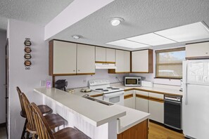 Coffee/tea maker, toaster, ice maker