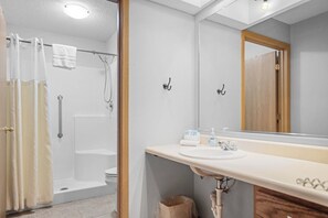Douche, serviettes fournies, savon, papier toilette