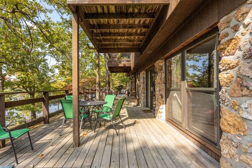 Lone Oak Point 41 - A Vintage Lake Vacation!