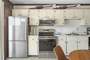Coffee/tea maker, toaster