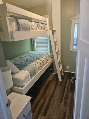 5 habitaciones, tabla de planchar con plancha y wifi gratis