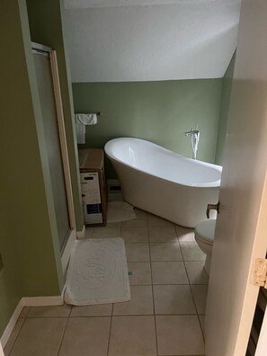 Badekar, hårtørrer, håndklæder, Sæbe