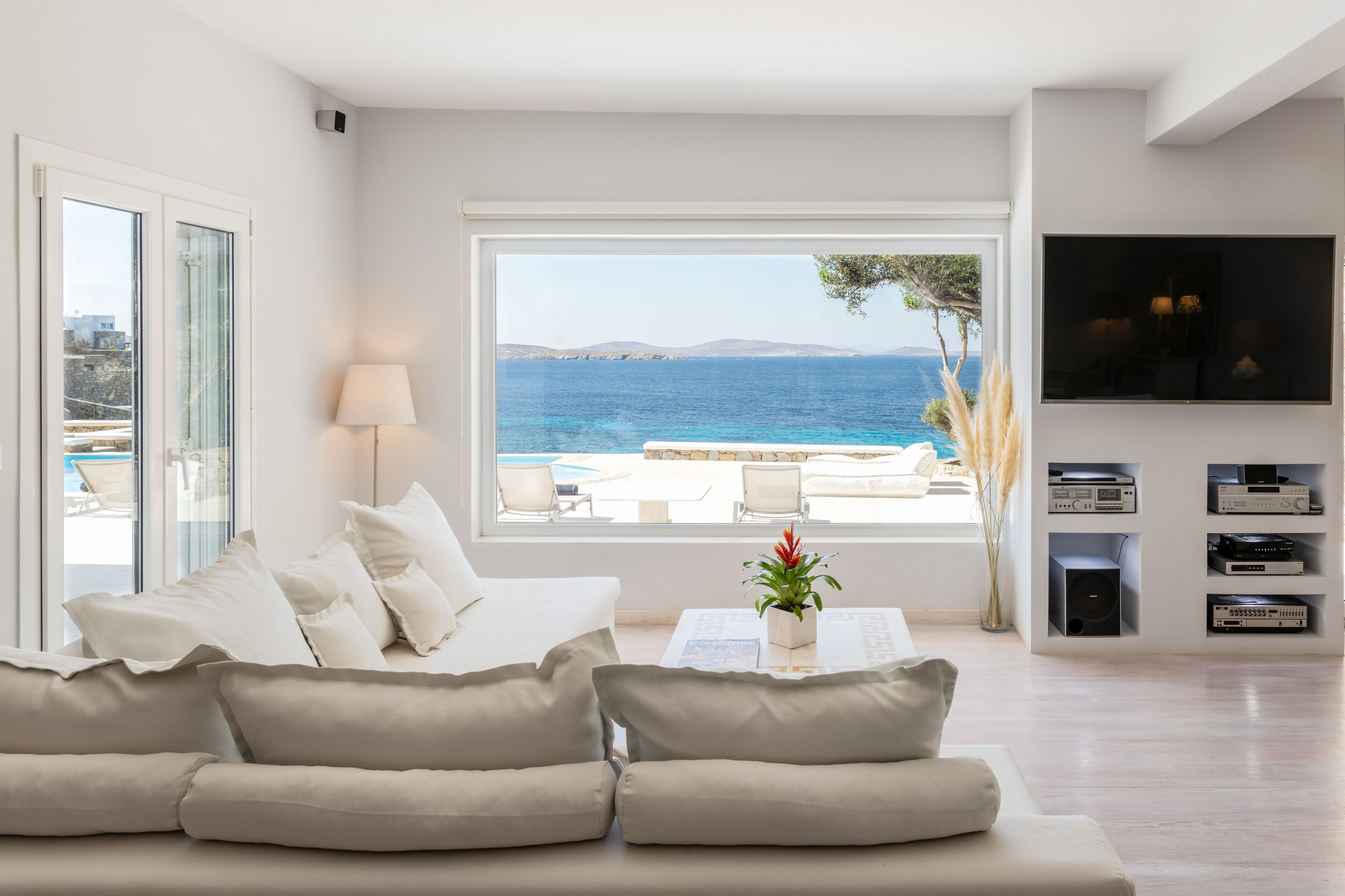 Smart-tv, een dvd-speler en een stereo