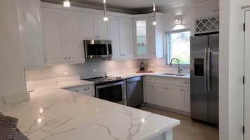 Køleskab, mikrobølgeovn, ovn, kogeplade