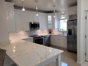 Køleskab, mikrobølgeovn, ovn, kogeplade