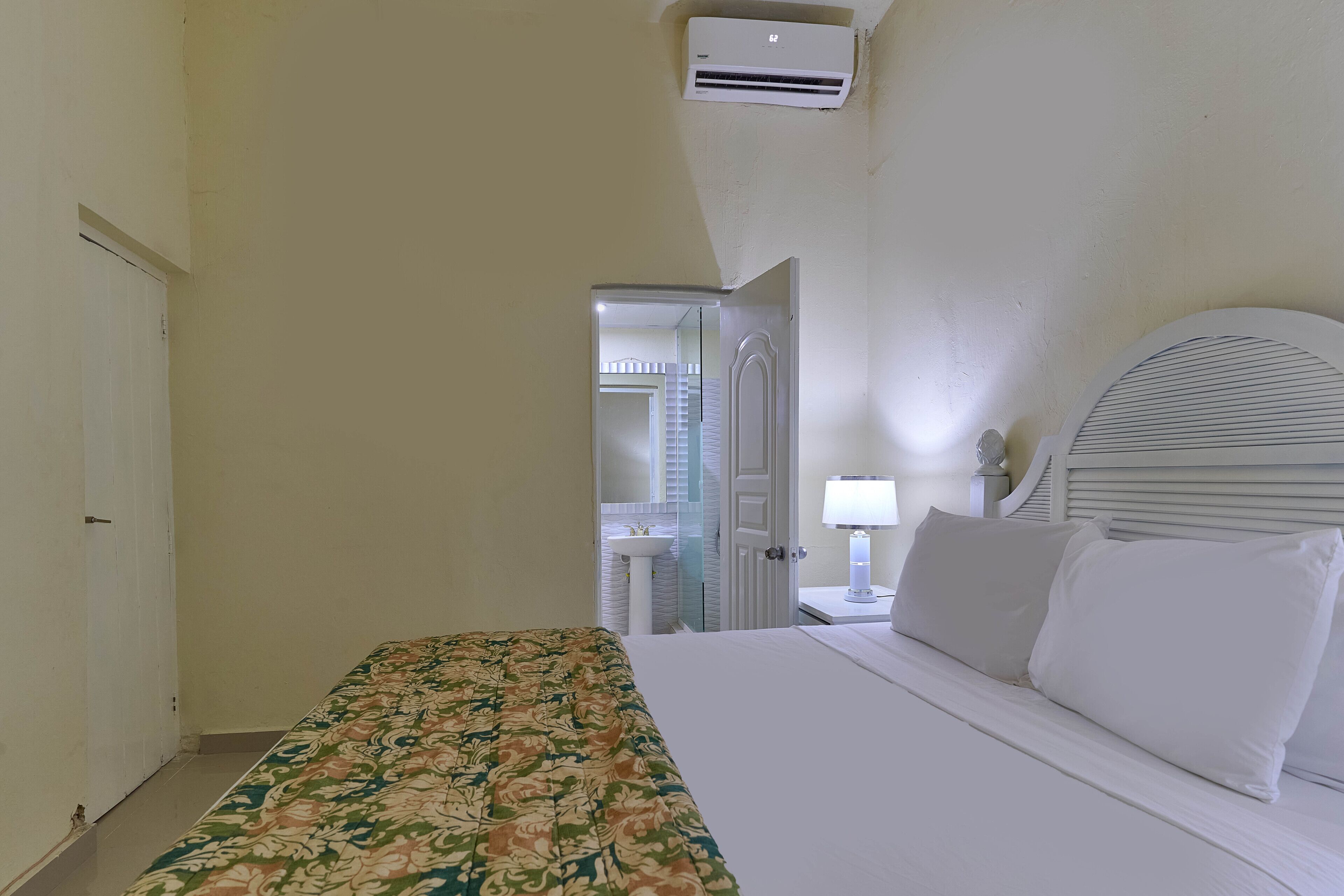 Desk, laptop workspace, free WiFi, bed sheets