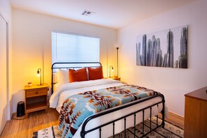 3 habitaciones, tabla de planchar con plancha, wifi y ropa de cama