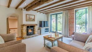 TV, fireplace, DVD player, books - Barn End, Paxford - sleeps 6 guests  in 3 bedrooms (Paxford)