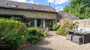 Outdoor dining - Barn End, Paxford - sleeps 6 guests  in 3 bedrooms (Paxford)