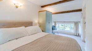 3 bedrooms, desk, iron/ironing board, travel cot