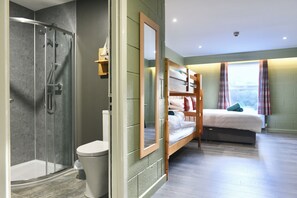 Family Quadruple Room | Iron/ironing board, bed sheets - Rostrevor Mountain Lodge (Newry)