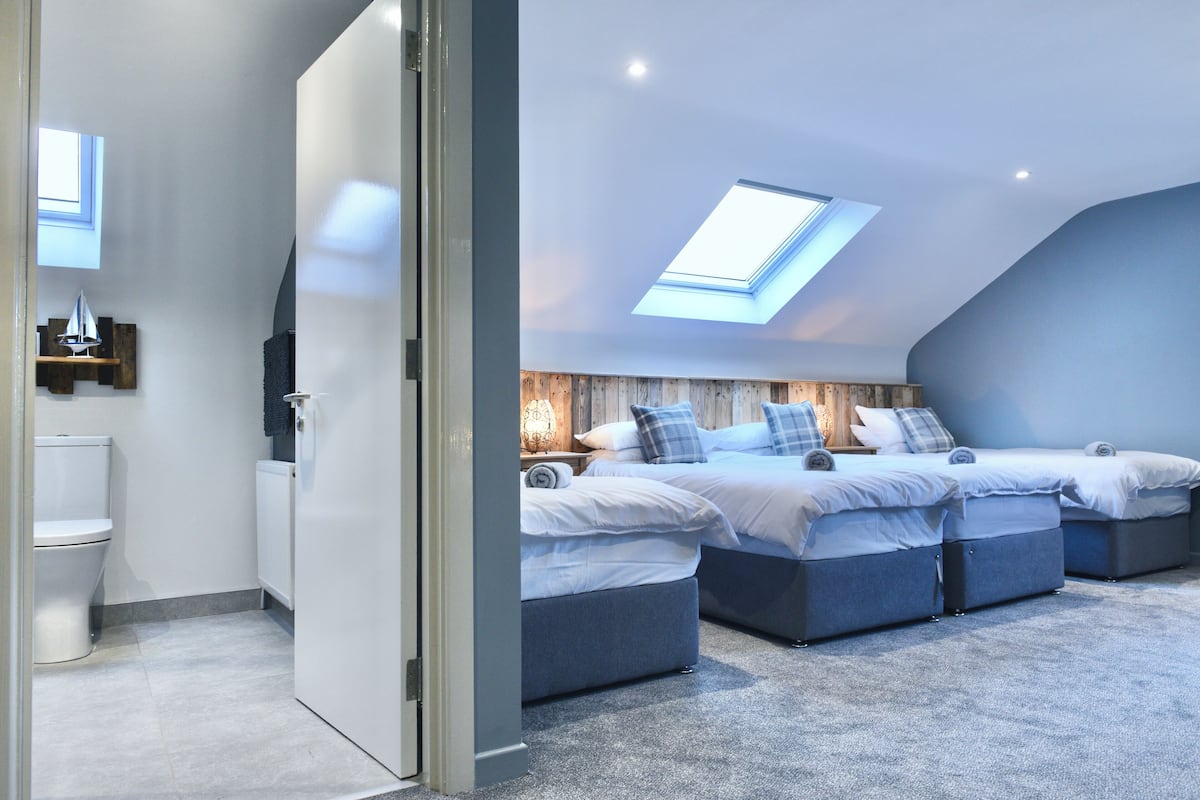 Classic Quadruple Room | Iron/ironing board, bed sheets