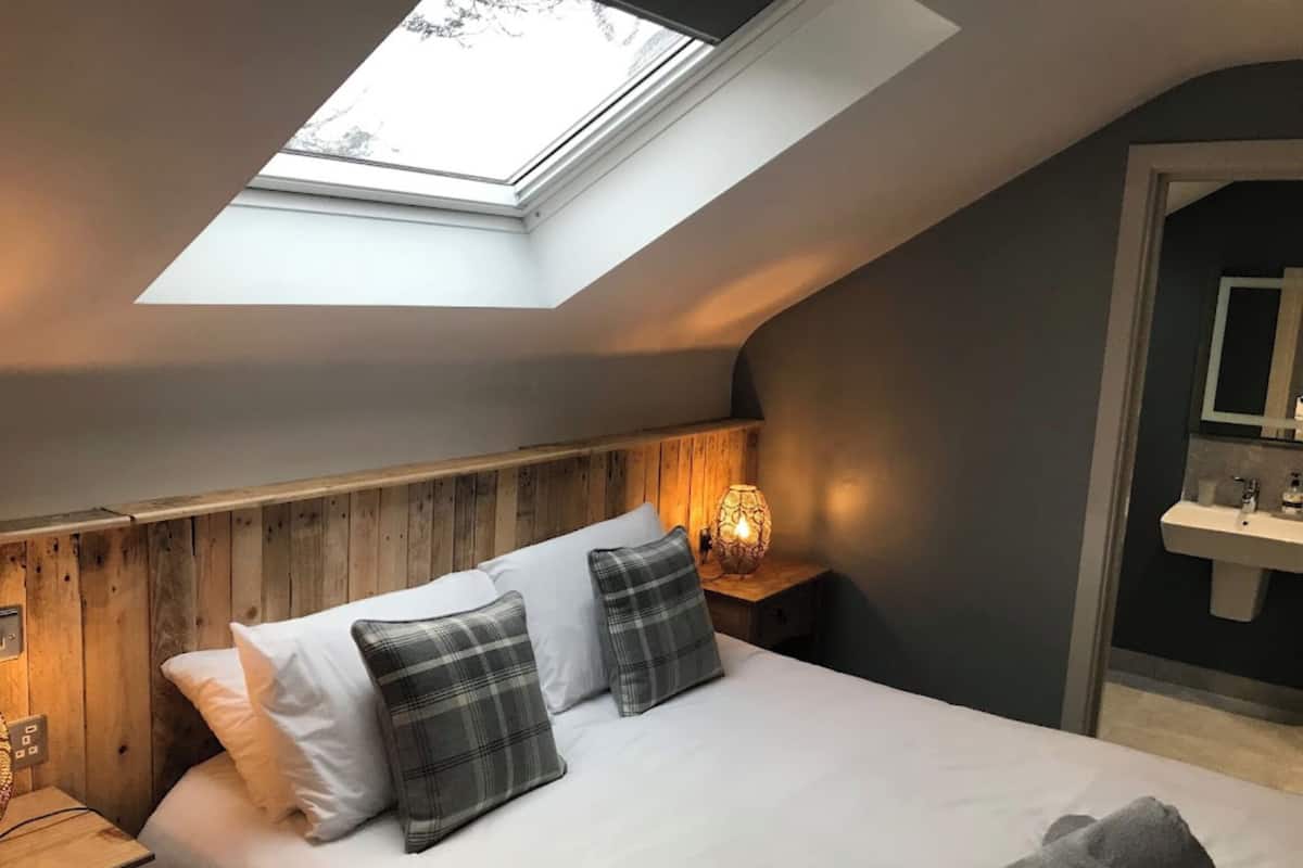Iron/ironing board, bed sheets