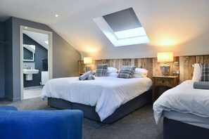 Tabla de planchar con plancha y ropa de cama