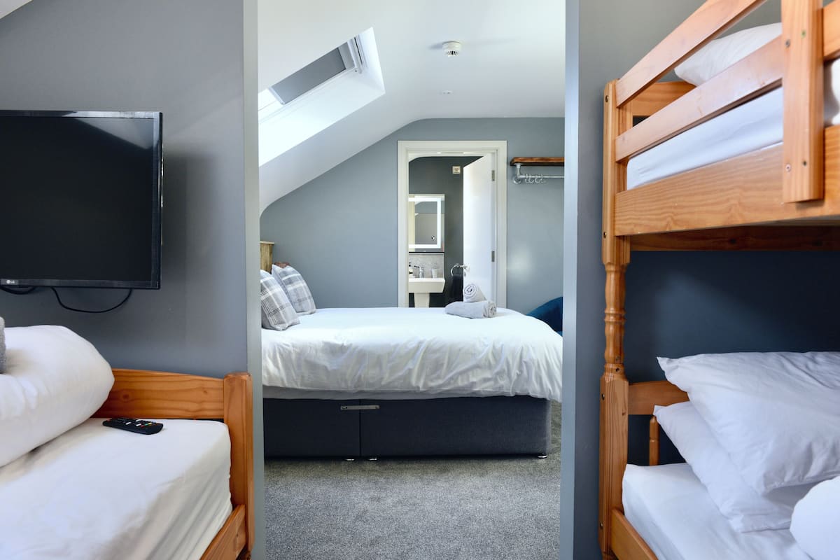 Family Quadruple Room | Iron/ironing board, bed sheets
