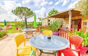 Outdoor dining - The blackbird's nest with sauna and jacuzzi. (Septfonds)