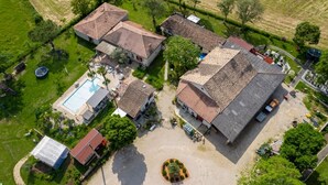 Une vue aérienne d’un quartier résidentiel avec plusieurs maisons, une piscine et une allée circulaire.