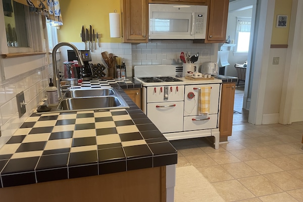 Een koelkast, een magnetron, een oven, een kookplaat