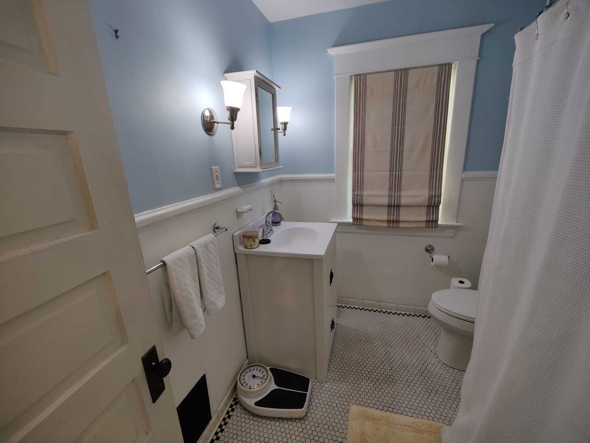 Combined shower/bathtub, hair dryer, towels, soap