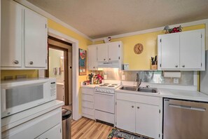 Fridge, microwave, stovetop, dishwasher - Ski Resort Cabin w/ Deck in Beech Mountain! (Beech Mountain)