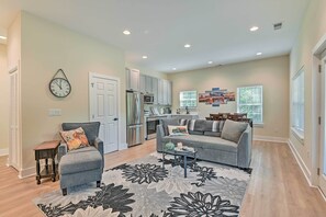 TV, DVD player, books, video library - Cozy Tennessee Country Retreat on 5 Acres! (Pegram)