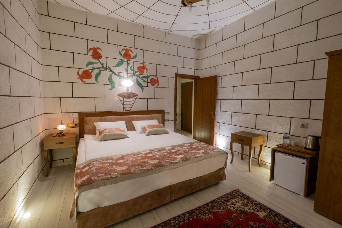 Economy kamer, 1 twee- of 2 eenpersoonsbedden, 1 slaapkamer, niet-roken | Luxe beddengoed, een minibar met enkele gratis items, gratis wifi
