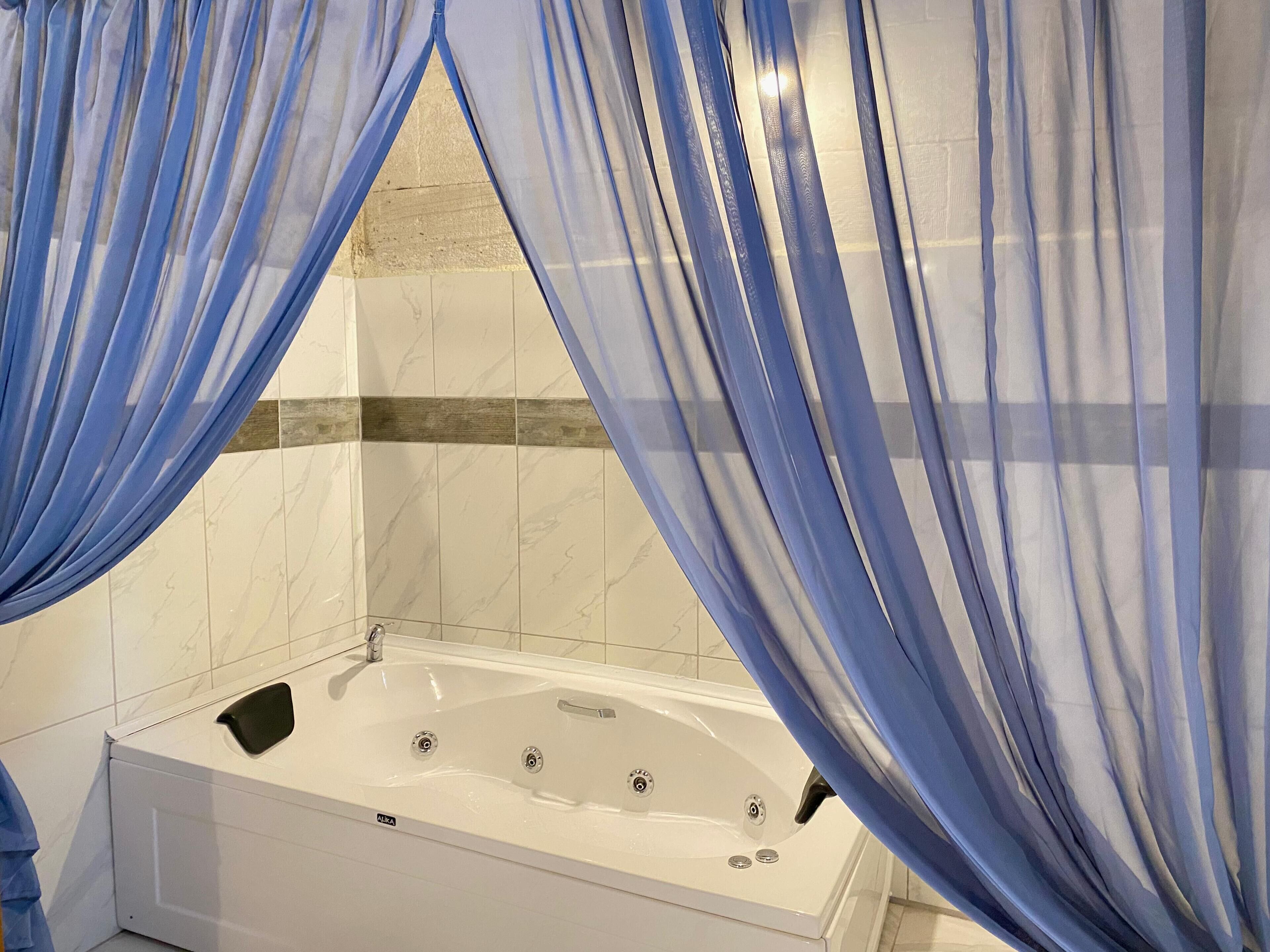 Junior Double or Twin Room with Jacuzzi | Badkamer | Een douche, gratis toiletartikelen, een haardroger, handdoeken