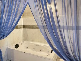Junior Double or Twin Room with Jacuzzi | Bathroom | Shower, free toiletries, hair dryer, towels