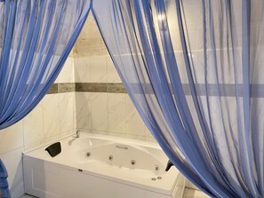 Junior Double or Twin Room with Jacuzzi | Bad | Dusj, toalettartikler (inkludert), hårføner og håndklær