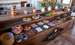 Free daily local cuisine breakfast - Mesken Cave Suites (Avanos)
