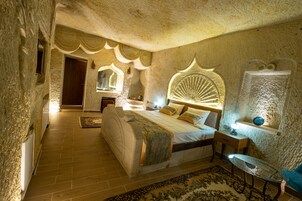 Deluxe Junior Cave Room | Ropa de cama de alta calidad y minibar (con algunos artículos gratuitos)