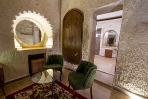 Deluxe Junior Cave Room | Premium bedding, free minibar items, free WiFi, bed sheets - Mesken Cave Suites (Avanos)