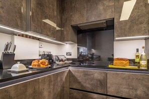 Refrigerador, microondas, lavavajillas, cafetera/tetera