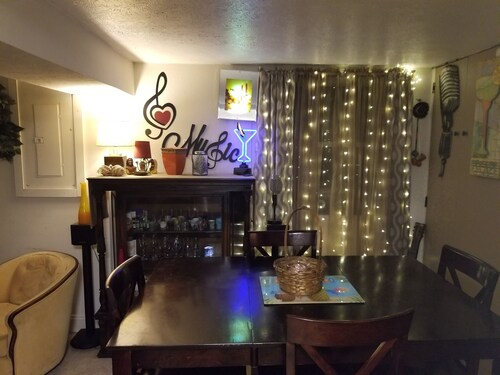Located Near Notre Dame and other local Colleges. Sleeps 3-4