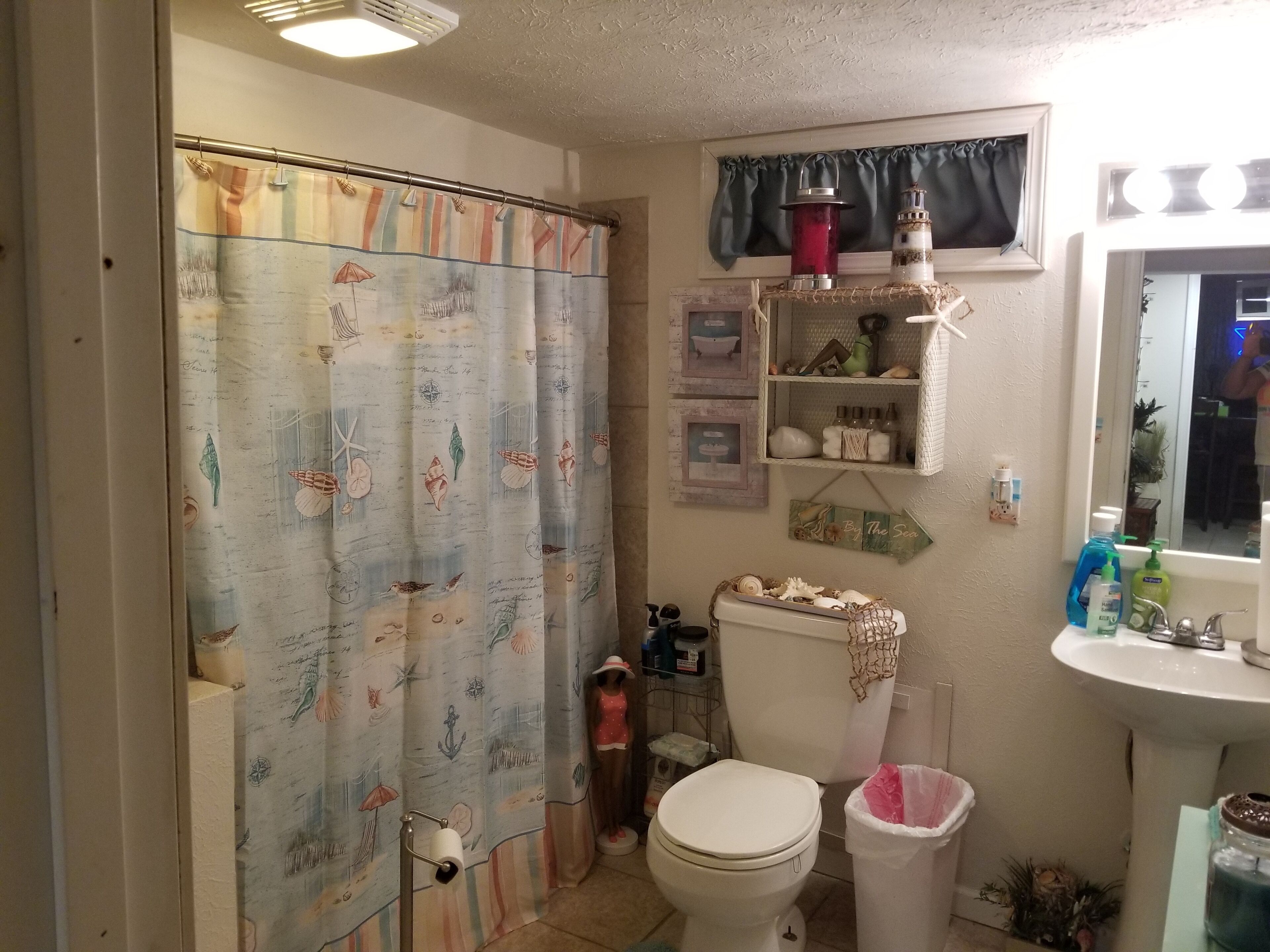 Bañera con ducha, toallas, jabón, papel higiénico