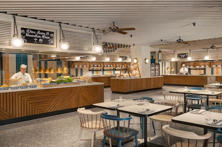 2 restaurantes, se sirve almuerzo . Four Points By Sheraton Hong Kong, Tung Chung
