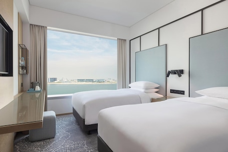 Ropa de cama de alta calidad y minibar . Four Points By Sheraton Hong Kong, Tung Chung