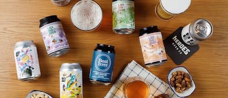 Une variété de boissons et d’en-cas disposés sur une table en bois.