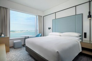 Traditional Room, 1 King Bed, Ocean View | Premium bedding, minibar, in-room safe, desk - Four Points By Sheraton Hong Kong, Tung Chung (Tung Chung)