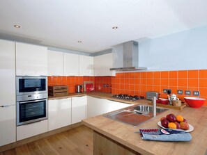 Dishwasher, highchair - 4 bedroom accommodation in Tenby (Tenby)