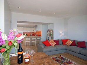 Living area - 4 bedroom accommodation in Tenby (Tenby)