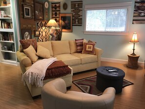 Smart TV, books, music library, stereo - Quiet, Stand-alone Country Granny Cottage near the Village, (Arroyo Grande)