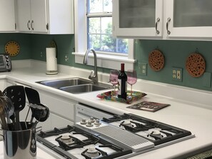 Fridge, microwave, oven, stovetop - Quiet, Stand-alone Country Granny Cottage near the Village, (Arroyo Grande)