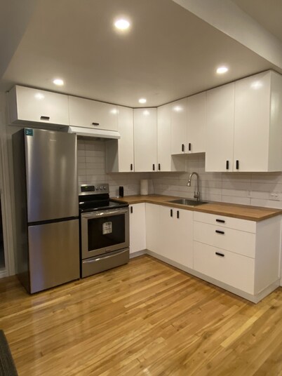 Bright and cozy newly renovated space - 2 bedroom with an extra futon bed