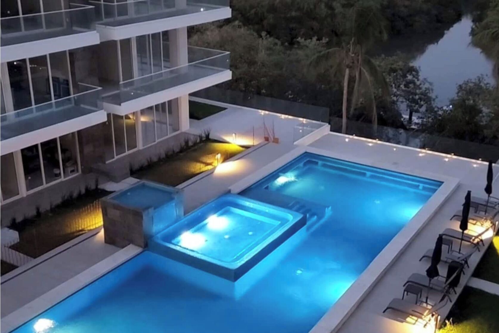 Una piscina al aire libre, una piscina climatizada